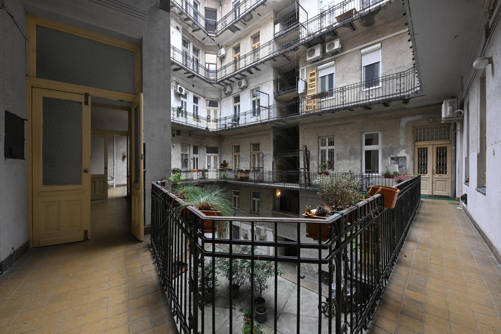 A Quiet Place In The Heart Of The City Budapest Bagian luar foto